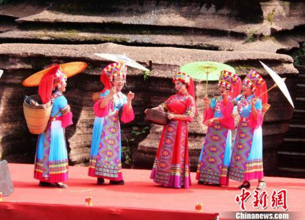 <b>湘西红石林举办土家摸泥节 演绎民俗与时尚狂欢</b>