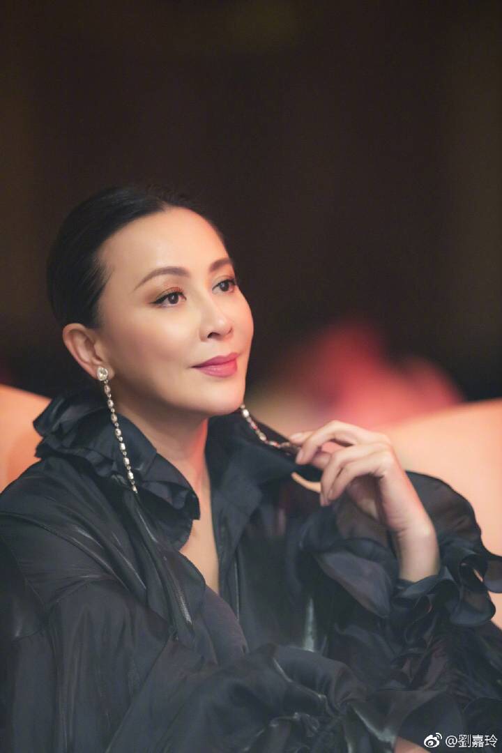 52岁刘嘉玲公开「减龄眼线技巧」！爱用品竟是日系开架百元彩妆...
