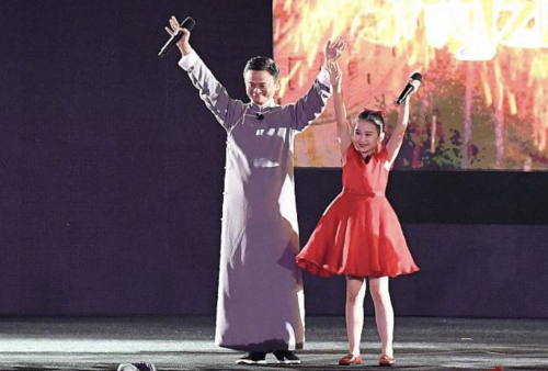 马云亮相亚运会闭幕式 与易烊千玺完成最后八分钟的表演环节