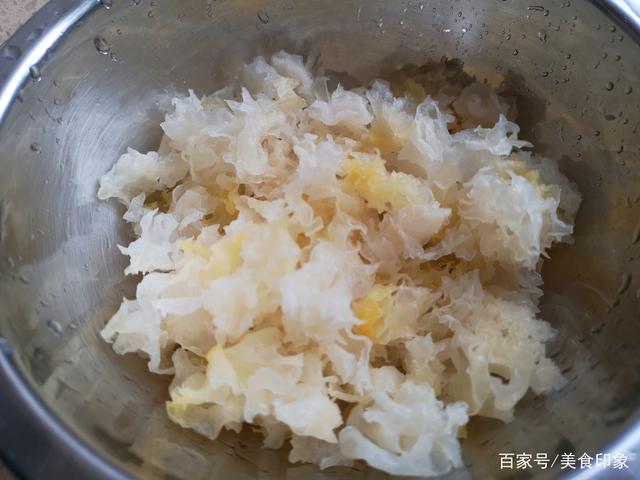 红枣银耳羹:一道美味的甜汤羹,能补水润燥