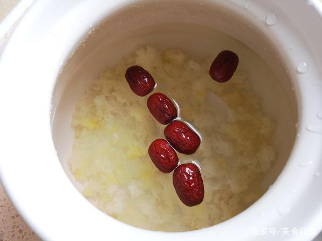 红枣银耳羹：一道美味的甜汤羹，能补水润燥