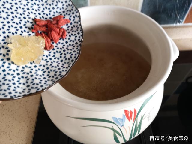 红枣银耳羹：一道美味的甜汤羹，能补水润燥