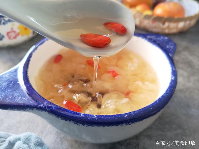 红枣银耳羹:一道美味的甜汤羹,能补水润燥