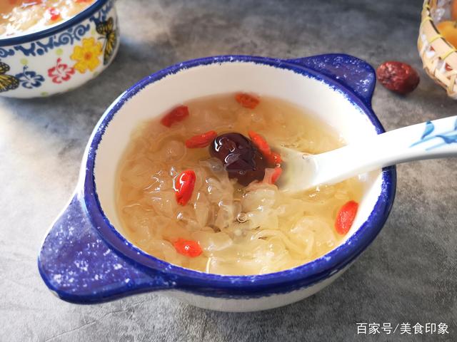 红枣银耳羹:一道美味的甜汤羹,能补水润燥