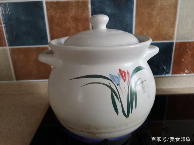 红枣银耳羹:一道美味的甜汤羹,能补水润燥