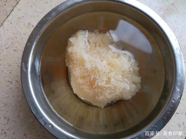 红枣银耳羹:一道美味的甜汤羹,能补水润燥