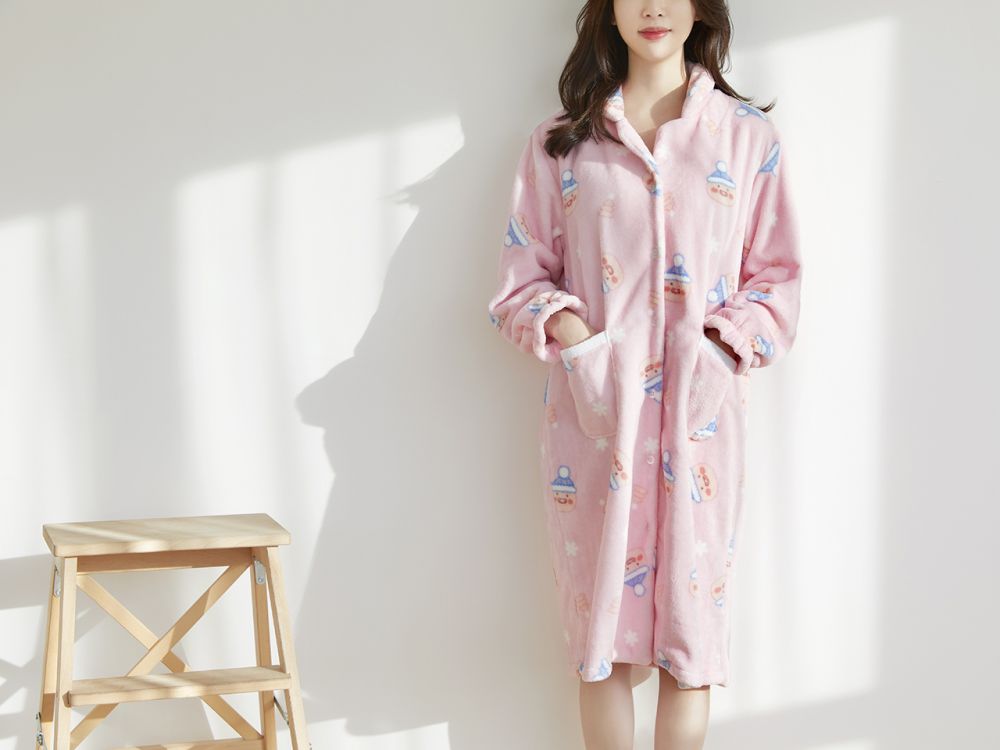 <b>韩国kakao friends推出冬季睡衣!Apeach戴着毛毛冷帽!造型超可爱!</b>