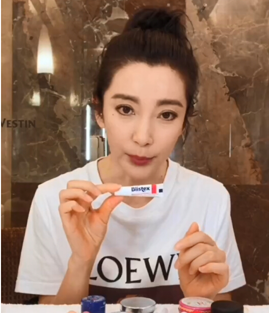 怎么涂口红最好看?李冰冰同款Blistex小白管你值得拥有