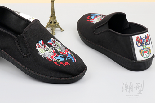时尚与古典的交汇：泰欣源老北京布鞋以传承打造舒适创新文创布鞋