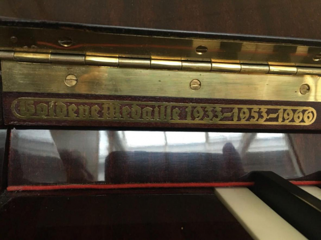 限量纪念款德国钢琴，被带到中国