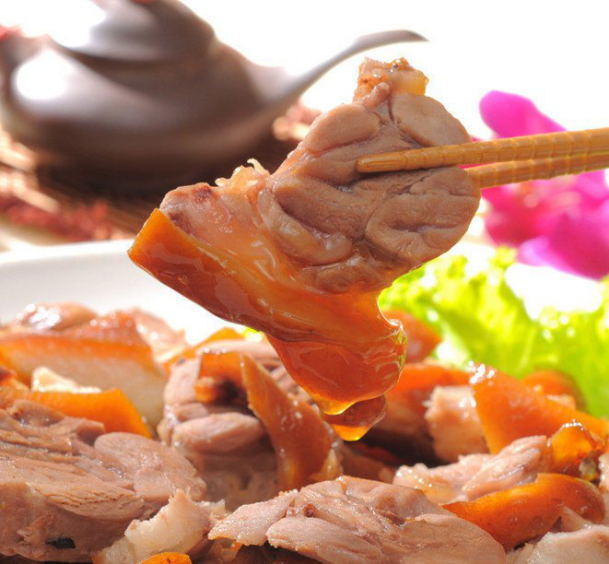 中华悠久历史文化的传统特色美食隆江猪脚饭：隆掌柜