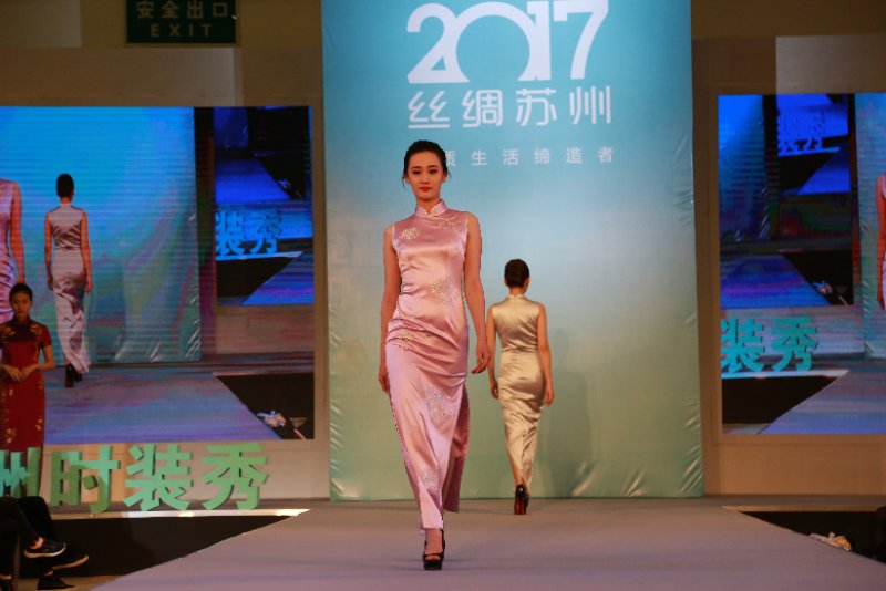 2017苏州丝绸展会盛大召开，吹亮手绣旗袍针尖上的东方典雅美