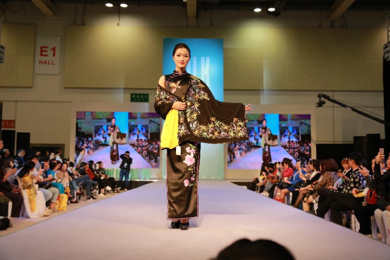 2017苏州丝绸展会盛大召开，吹亮手绣旗袍针尖上的东方典雅美