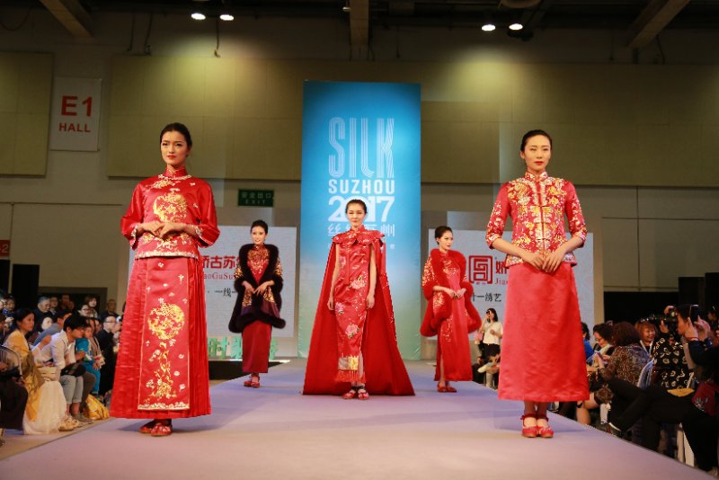 2017苏州丝绸展会盛大召开，吹亮手绣旗袍针尖上的东方典雅美