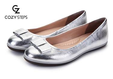 <b>COZY STEPS和Clarks哪个更高端,金属色单品让你玩转简约时尚</b>